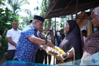 Air Mata Bahagia Warga Tak Mampu, Kapolres Labusel Bantu Sembako, Pengobatan anak Hingga Bedah Rumah